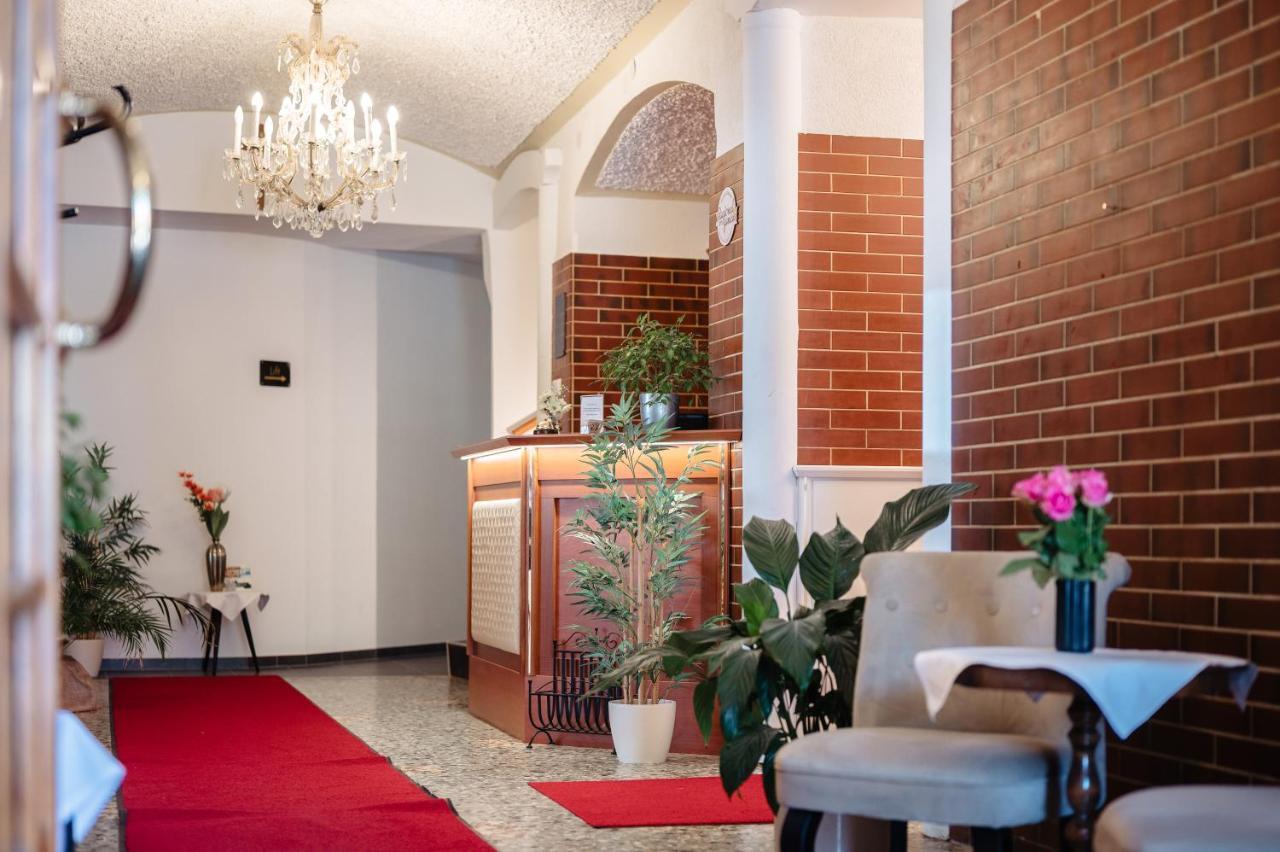 Landhotel Freitag Sankt Paul im Lavanttal ภายนอก รูปภาพ